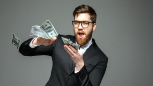 O bancă a șters o datorie de 446.000 lei. „Consumatorul” a fost imediat eligibil pentru un alt împrumut de 800.000 lei!