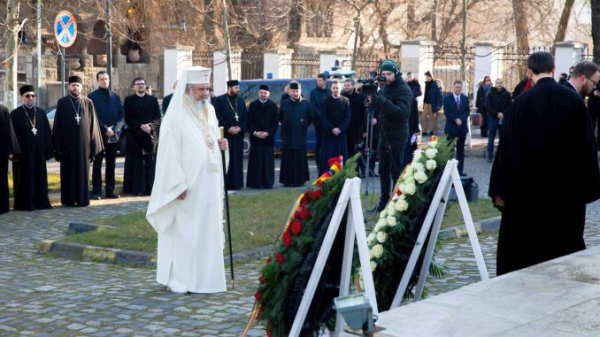 Patriarhul Daniel la o depunere de coroane de flori