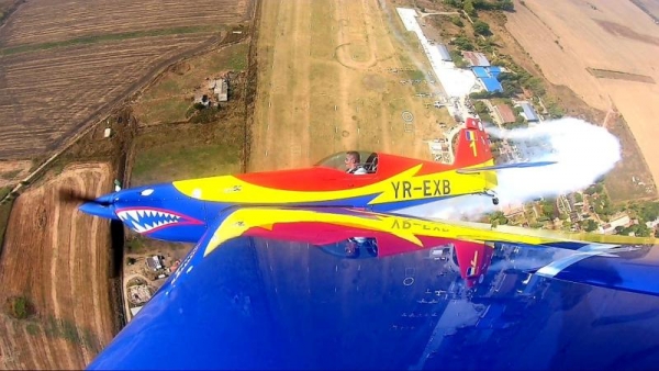 Spectacol aviatic pe aerodromul Clinceni. Înaltă acrobație aeriană cu „Hawks of Romania” la „Clinceni FLY-IN”