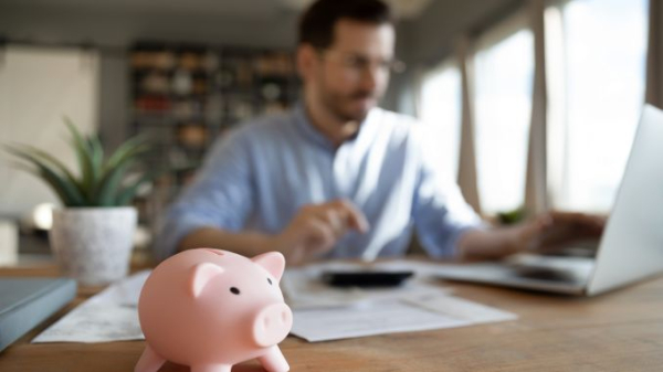 Câți români pun bani din salariu deoparte pentru a-și asigura o plasă de siguranță