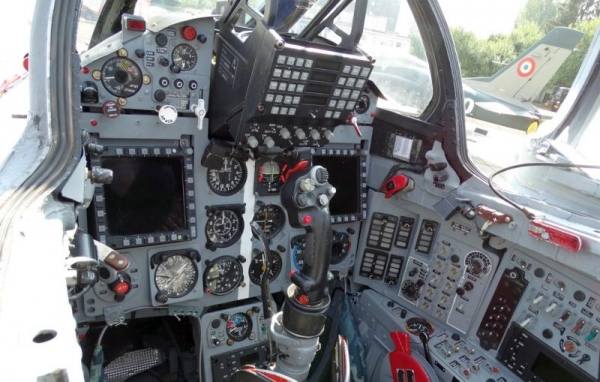 Evoluția piloților militari la BIAS 2016 înseamnă peste 300 de ore de antrenament. Iată și „spațiul” în care îți petreci o zi de muncă la bordul unei aeronave militare (foto)